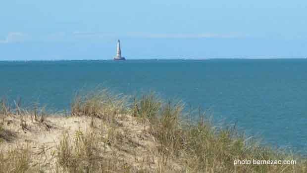 vue sur les dunes et le phare de Cordouan depuis le train touristique